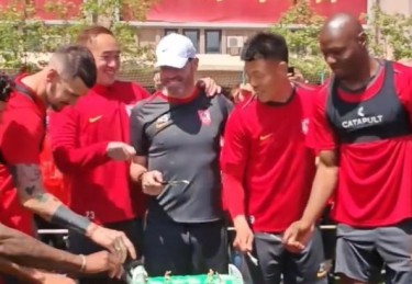 JN江南体育-世俱杯比赛战术分析：经典对局中的攻防博弈